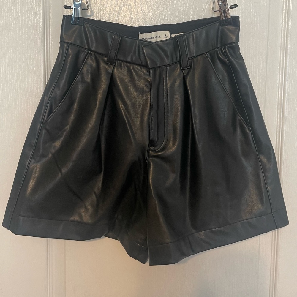 Abercrombie 6 Inch Vegan Leather Tailored Shorts size small